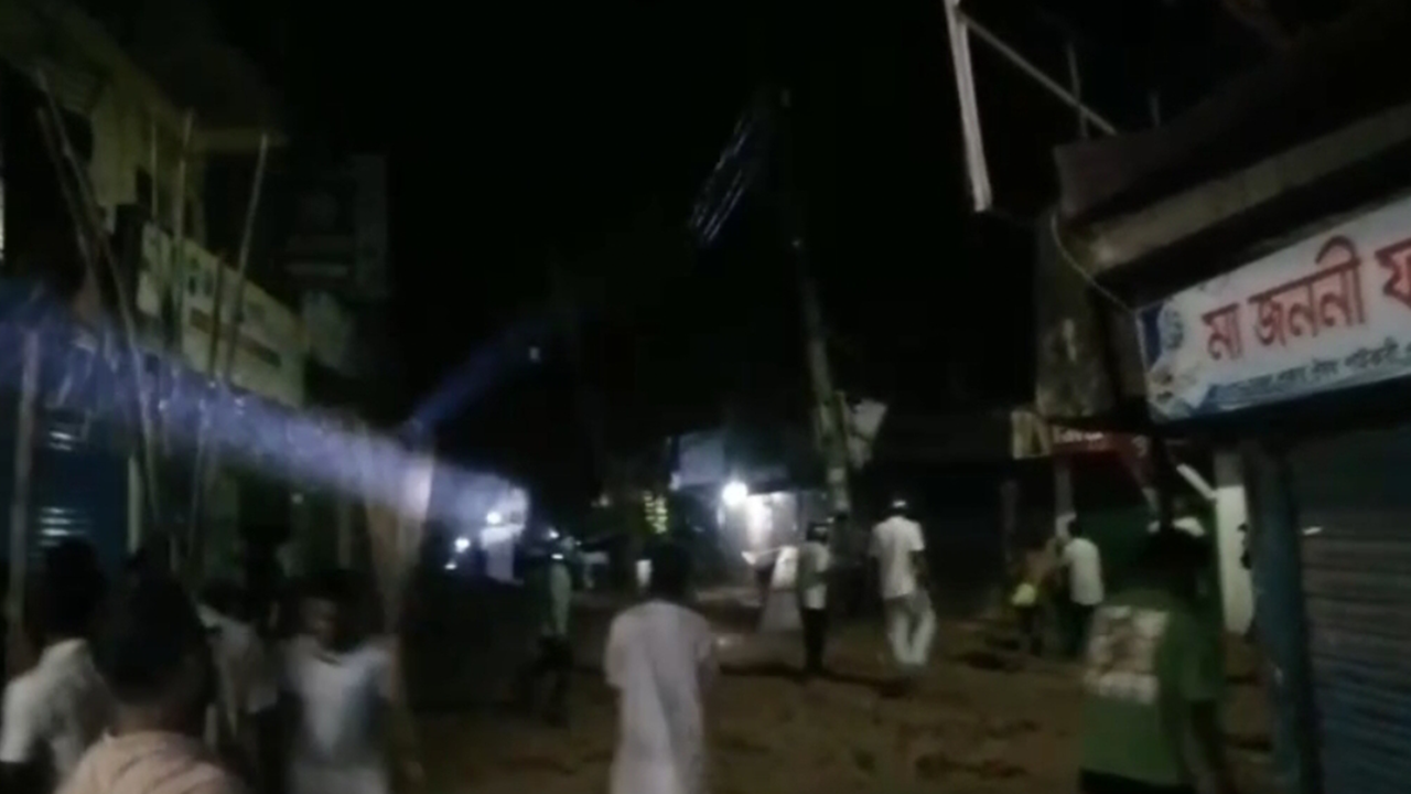 ব্রাহ্মণবাড়িয়ায় টর্চ জ্বালিয়ে দুই গ্রামবাসীর সংঘর্ষ